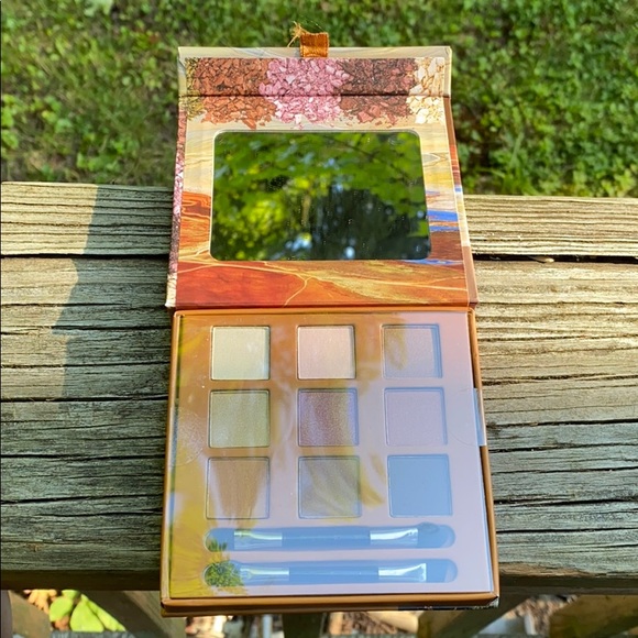 Style Essentials Natural Eyeshadow Palette - Picture 2 of 3